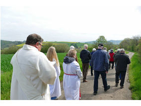 Bittprozession an der Weingartenkapelle (Foto: Karl-Franz Thiede)